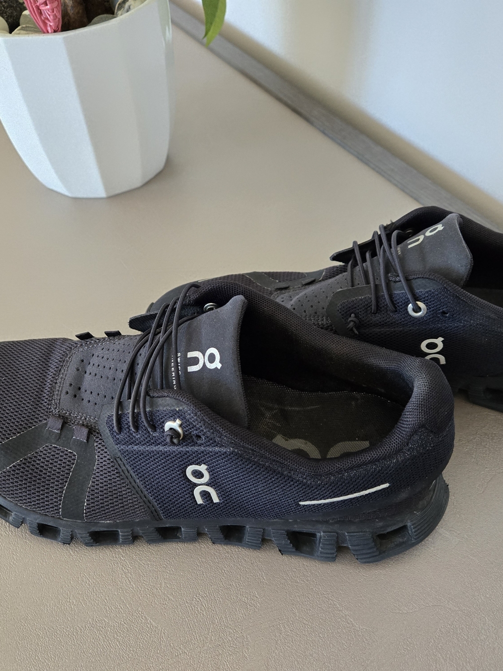 On Cloud 5 - All Black- Women Running Shoes - Picture 4 of 7